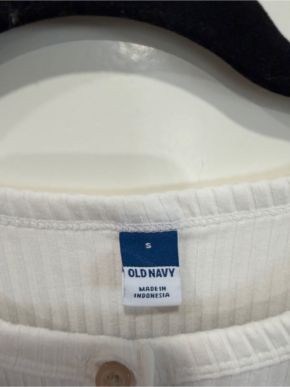 Old Navy White Ribbed Button-Front Tank - Picture 2 of 4